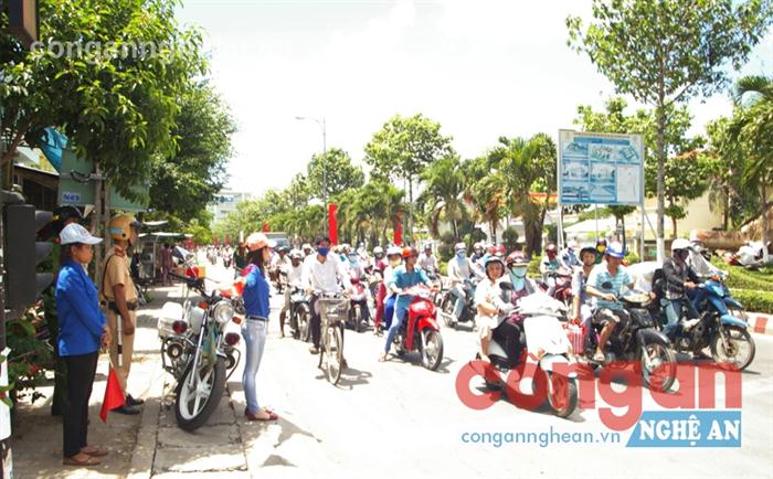 Lực lượng CSGT phối hợp               với   sinh viên  tình nguyện đảm bảo              trật tự ATGT  tại các giao lộ 