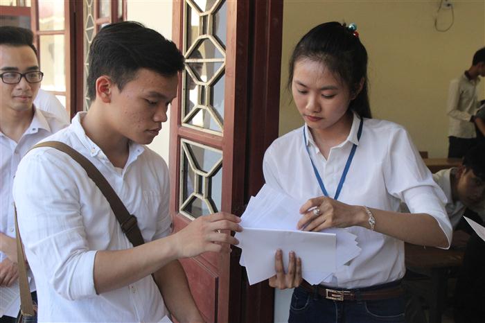 Các thi sinh làm thủ tục thi tại cụm thi Vinh