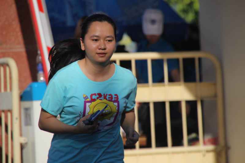 Một thí sinh phải chạy vì trễ giờ điểm danh