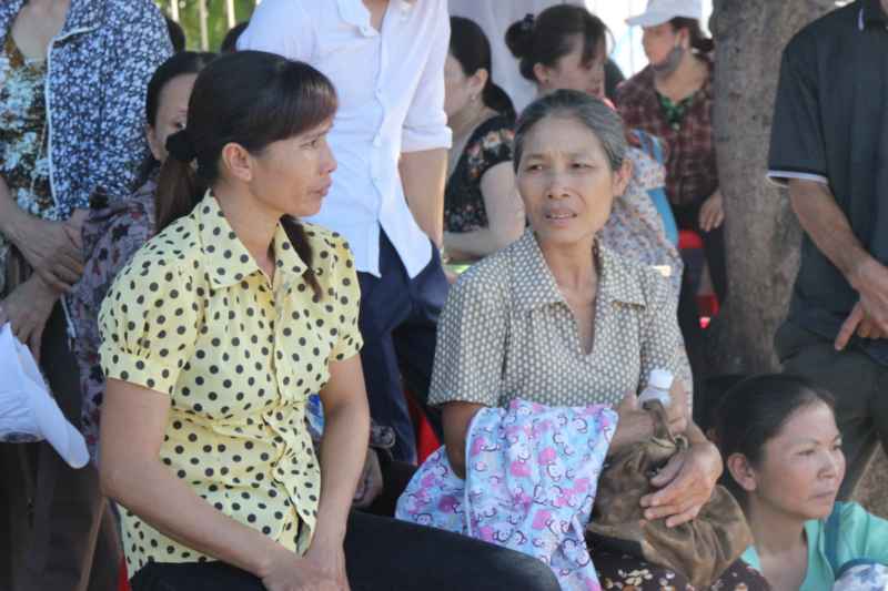 Bên ngoài, phụ huynh ngóng đợi