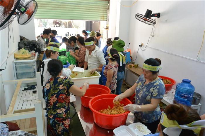 Từ 2 giờ sáng, các phật tử và tình nguyện viên “Người tôi cưu mang” lọ mọ nấu cơm