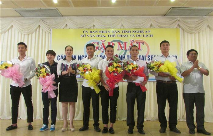 Tặng hoa chúc mừng các VĐV đạt thành tích cao