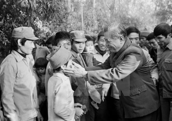 Tổng Bí thư Nguyễn Văn Linh thăm, chúc tết cán bộ xã viên xã Giai Phạm, huyện Mỹ Văn, tỉnh Hưng Yên