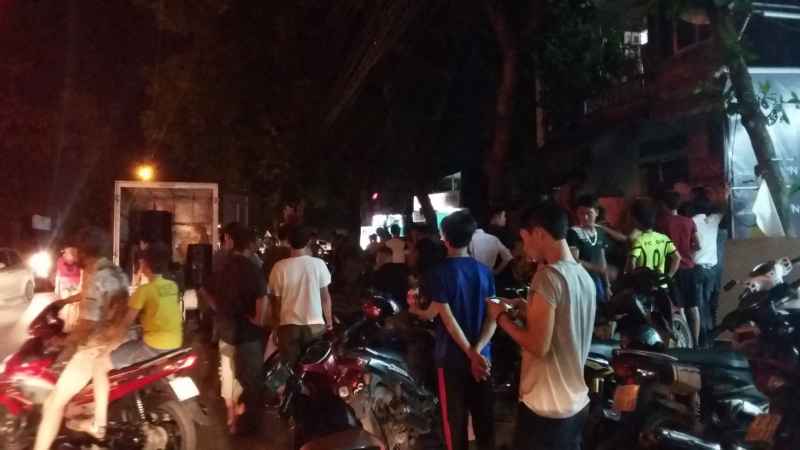 Rất đông người dân hiếu kì đứng xem