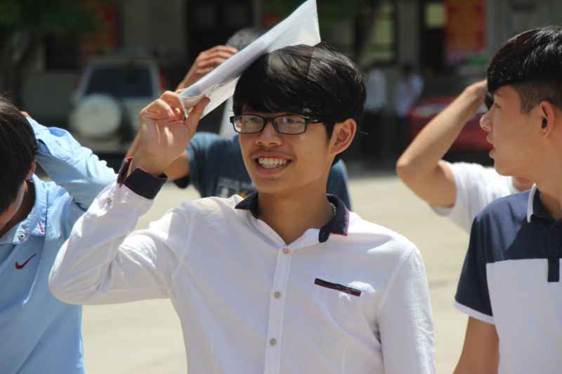 Một nam sinh tươi cười sau khi hoàn thành môn Văn
