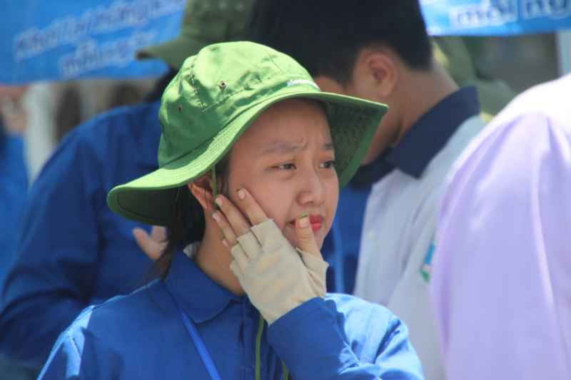 Một sinh viên tình nguyện lau mồ hôi sau ngày hoạt động hết công suất