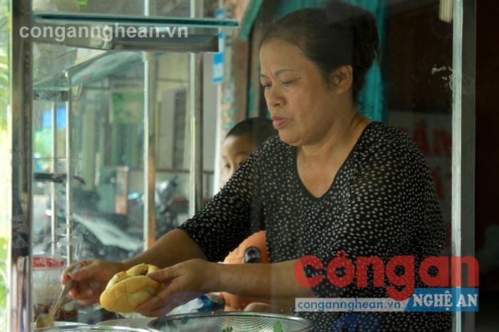 Chị Phạm Thị Thu bên cửa hàng bánh mì của mình