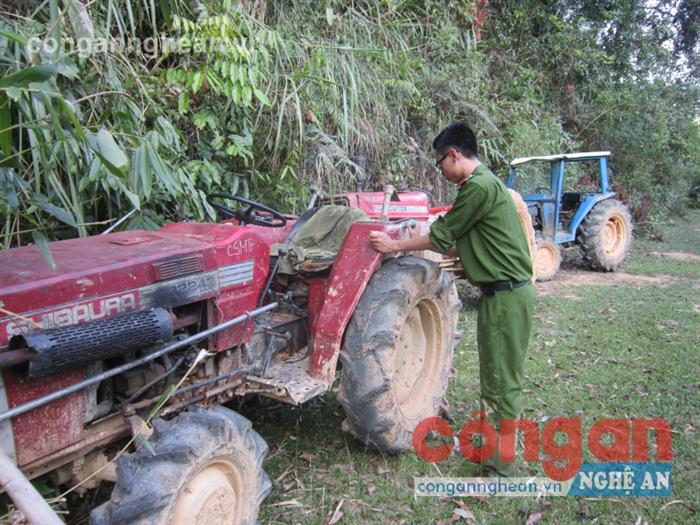 Phương tiện dùng để kéo gỗ được “lâm tặc” cất giấu trong rừng