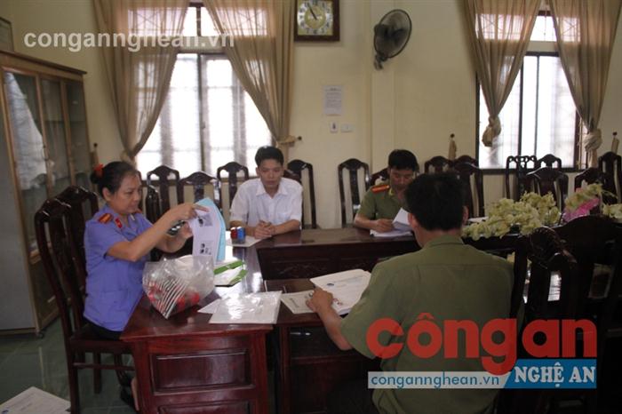 Cơ quan chức năng làm việc với đối tượng Trần Văn Trung (x)
