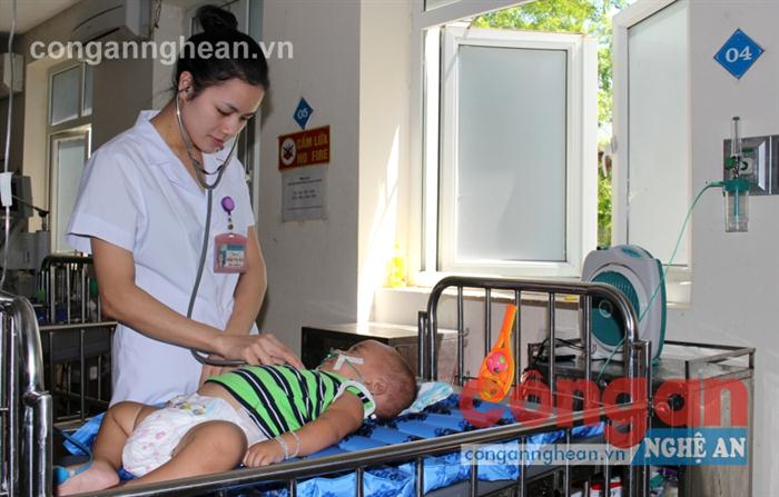 Các bác sĩ đang thăm khám cho trẻ tại Khoa Hồi sức cấp cứu Bệnh viện Sản - Nhi Nghệ An