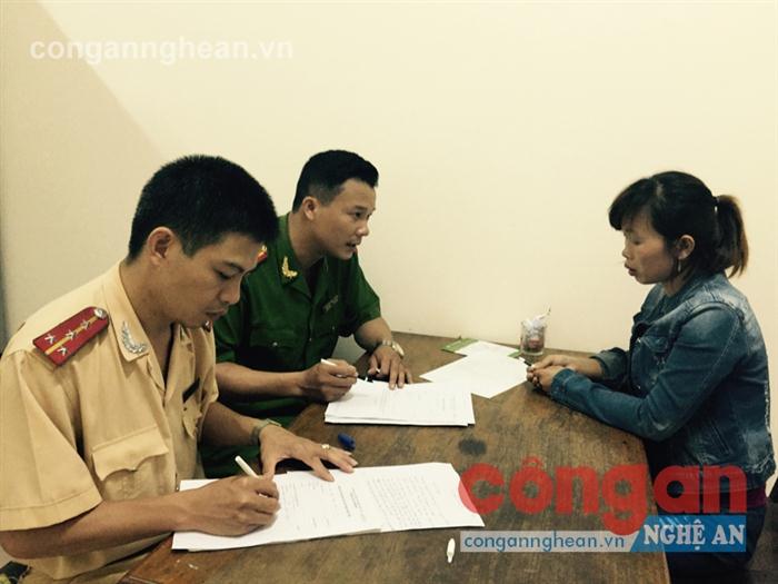 Cán bộ Ban chuyên án lấy lời khai của một đối tượng                                                        trong đường dây mua bán người mà Công an Nghệ An vừa khám phá