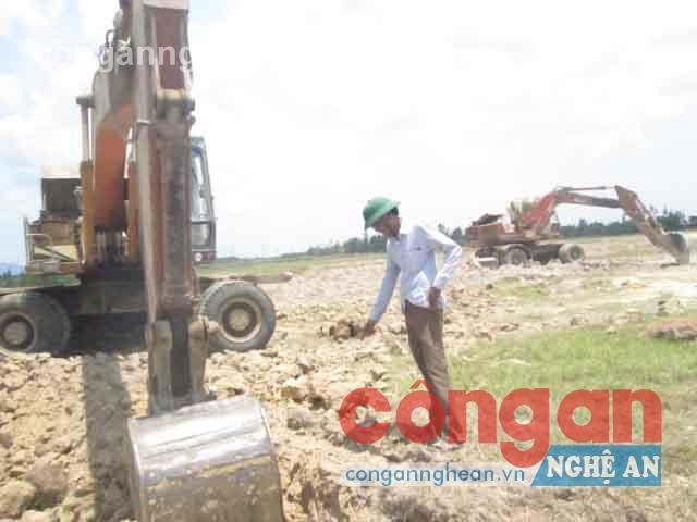Doanh nghiệp ngang nhiên đào ruộng lấy đất ở xã Cẩm Quang, huyện Cẩm Xuyên