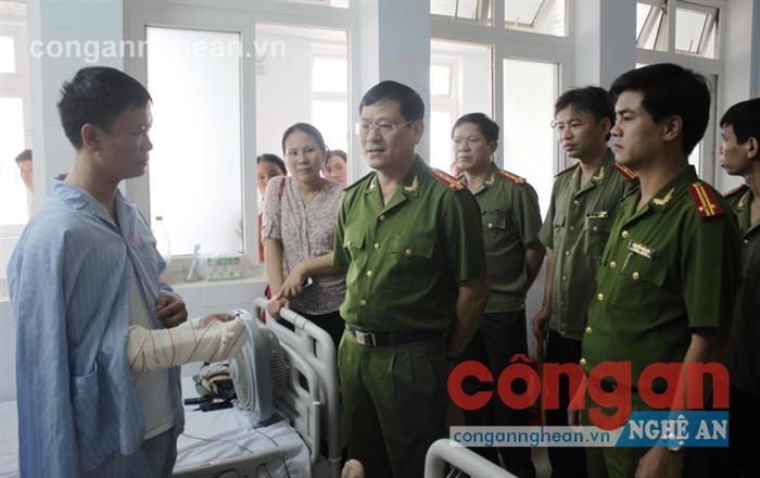 Lãnh đạo Công an tỉnh thăm hỏi tình hình sức khỏe đồng chí Tú