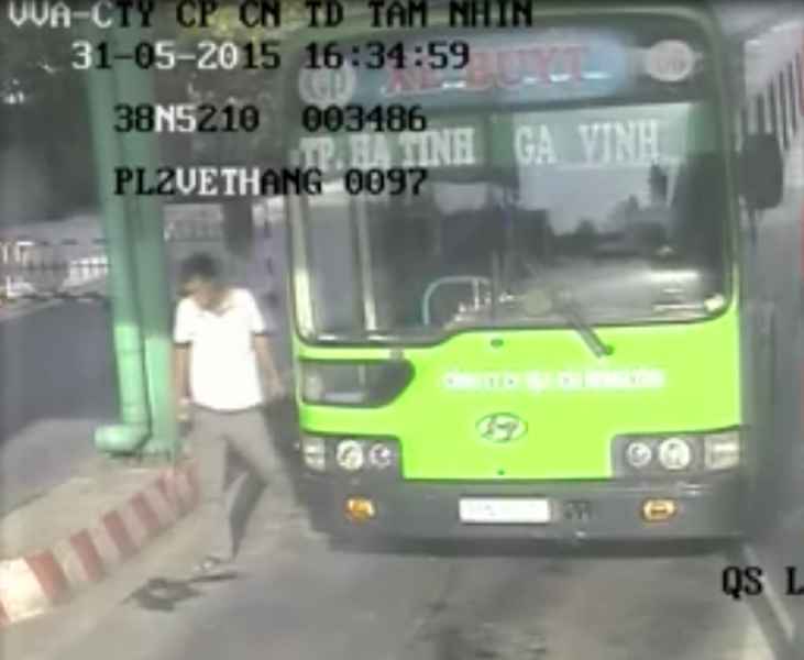 Camera trạm thu phí ghi lại hành vi của đối tượng