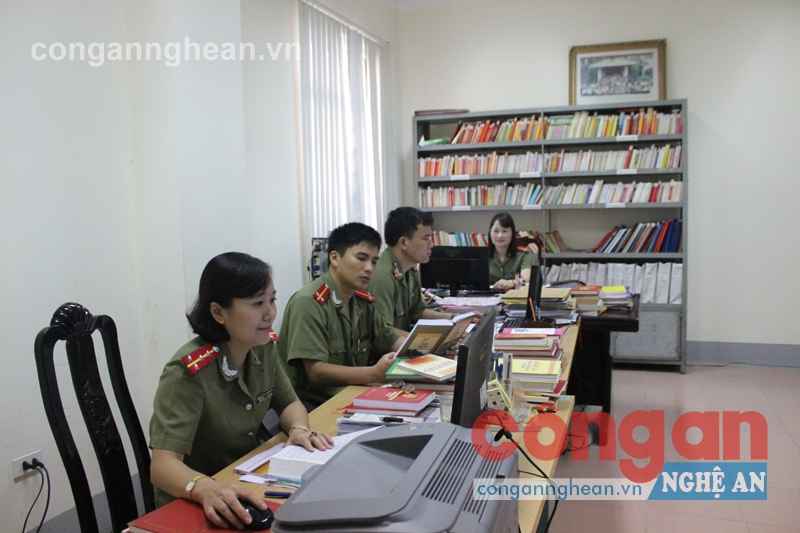 Cán bộ Đội Tổng kết lịch sử và quản lý khoa học đang nghiên cứu, biên soạn lịch sử