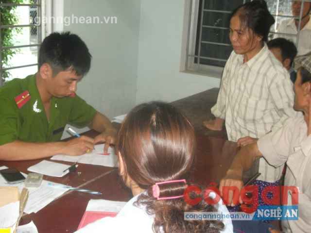 Đội Cảnh sát QLHC về TTXH Công an TX Hoàng Mai làm thủ tục cấp đổi sổ hộ khẩu mới cho người dân
