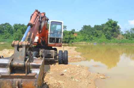 Lái máy xúc ở ven sông rất nguy hiểm