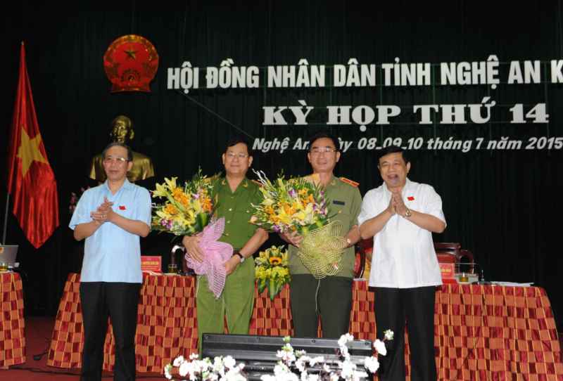 Đồng chí Trần Hồng Châu, Phó bí thư Tỉnh ủy, Chủ tịch HĐND tỉnh và đồng chí Nguyễn Xuân Đường - Phó bí thư Tỉnh ủy tặng hoa chúc mừng đồng chí Nguyễn Xuân Lâm và Nguyễn Hữu Cầu 
