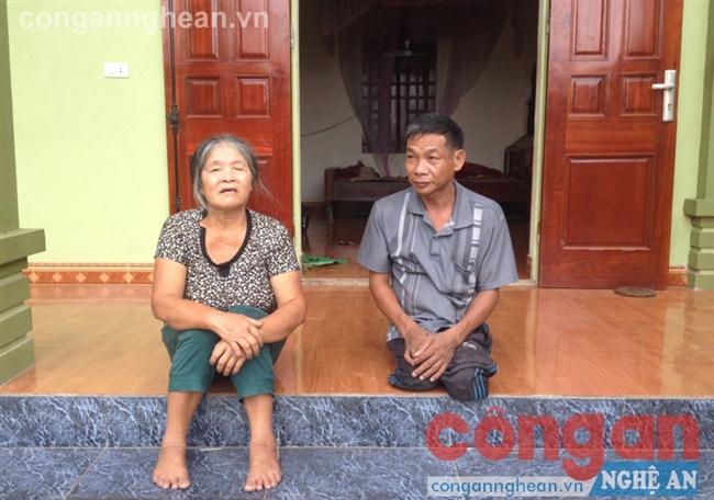 Vợ chồng ông Lân, bà Hương tại căn nhà được trao tặng