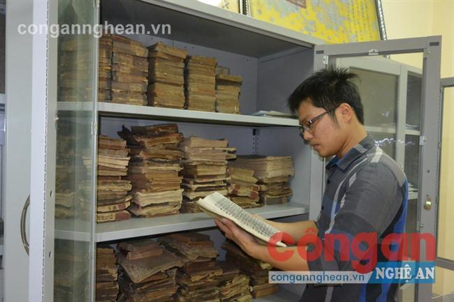 Anh Trần Mạnh Cường miệt mài nghiên cứu tư liệu Hán Nôm