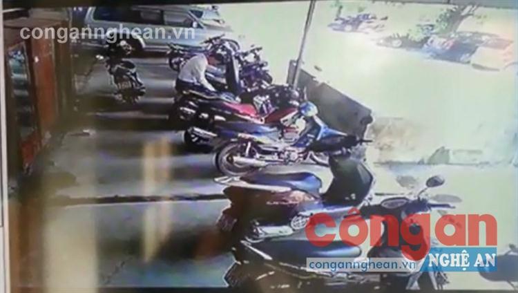 Đối tượng cạy cốp xe (Hình ảnh cắt từ camera trong nhà xe)