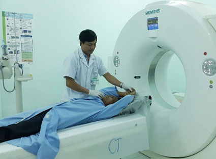 Việc sử dụng các kỹ thuật cao trong chẩn đoán khiến các bệnh viện dễ vượt quỹ khoán định suất trong KCB bằng bảo hiểm y tế. Trong ảnh: Chụp CT chẩn đoán bệnh tại Bệnh viện Lê Lợi.