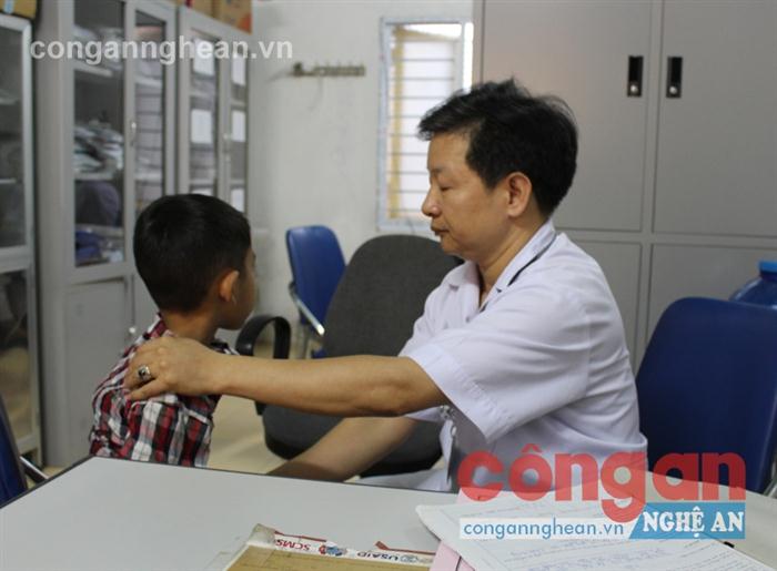 Bác sĩ đang thăm khám sức khỏe định kỳ cho các bé bị nhiễm H