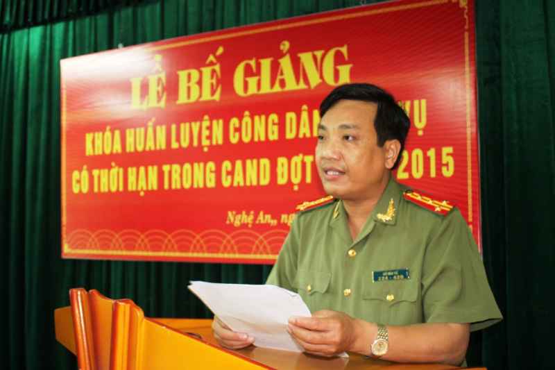 Đồng chí Đại tá Hồ Văn Tứ, Phó Bí thư Đảng ủy, Phó Giám đốc Công an tỉnh phát biểu tại buổi lễ