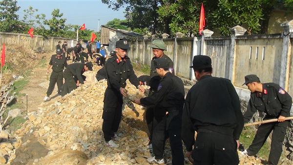 Nhân dân cùng cán bộ chiến sỹ phòng Cảnh sát BV&CĐ công an Hà Tĩnh làm đường
