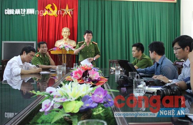 Đại tá Mai Chiến Thắng, Phó trưởng Công an TP Vinh thông báo kết quả điều tra  vụ án tại buổi họp báo