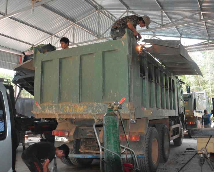 Cơ quan chức năng tiến hành xử lí phương tiện quá khổ