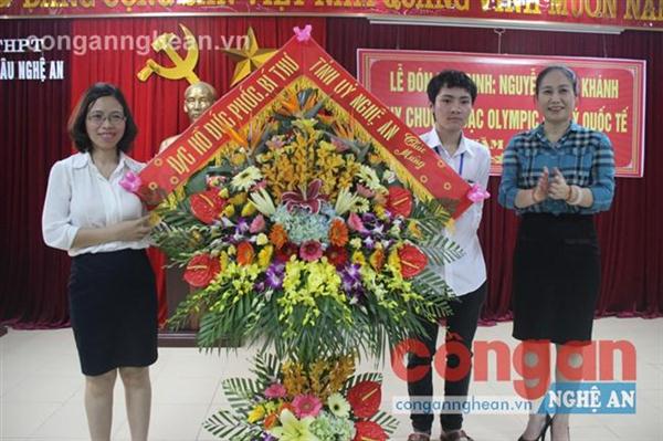 Đồng chí  Đinh Thị Lệ Thanh - Ủy viên BTV tỉnh ủy - Phó chủ tịch UBND tỉnh trao lẵng hoa chúc mừng của Đồng chí Hồ Đức Phớc, Bí Thư tỉnh ủy cho em Nguyễn Ngọc Khánh