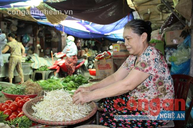 Chị Ngô Thị Nga, cựu TNXP phải vất vả mưu sinh để trang trải cuộc sống