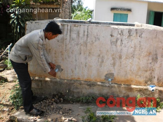 Một công trình nước sạch ở vùng cao đã hư hỏng, xuống cấp do không được bảo vệ, sử dụng đúng cách