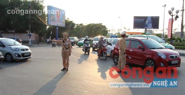 Lực lượng CSGT làm nhiệm vụ điều phối, phân luồng giao thông vào giờ cao điểm trên                  địa bàn TP Vinh
