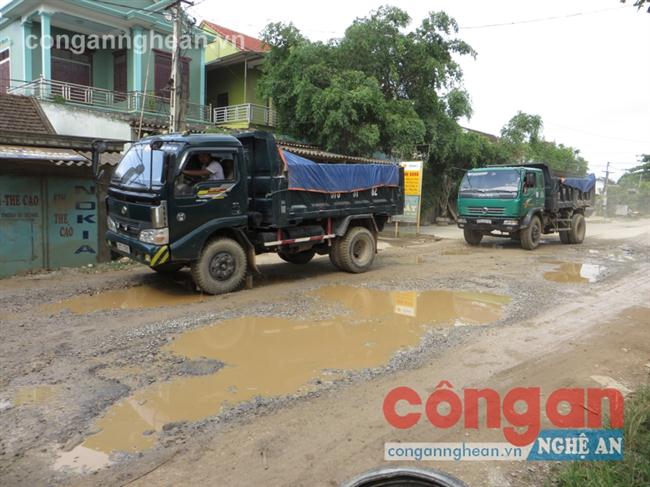 Xe quá khổ, quá tải khiến đường Tăng Láng xuống cấp trầm trọng