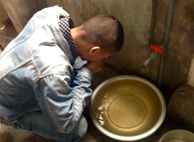 nước sạch đã được xử lý vẫn có màu vàng và mùi hôi tanh