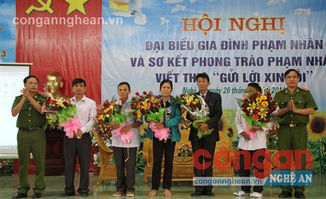 Lãnh đạo Trại giam số 3 tặng hoa cho gia đình có phạm nhân cải tạo tốt