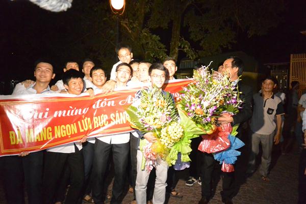 Hoàng Anh Tài và thầy Đậu Hoàng Hưng trở về trong sự chào đón nồng hậu của mọi người
