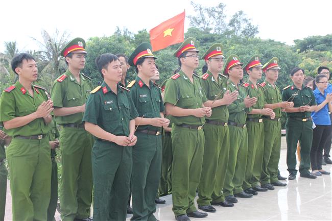 Thắp hương tri ân các anh hùng liệt sỹ