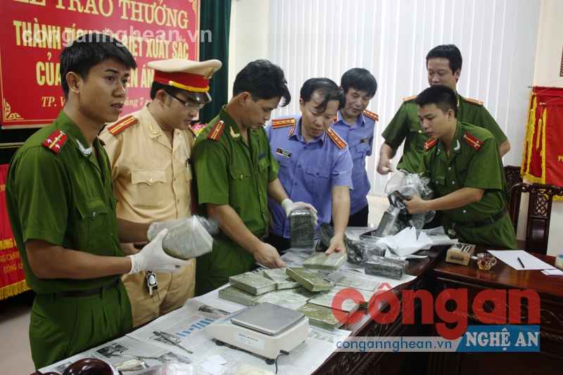 Trong những năm qua, lực lượng CSND Công an Nghệ An đã đạt được nhiều thành tích xuất sắc trong đấu tranh với các loại tội phạm, đảm bảo ANTT trên địa bàn. (Trong ảnh: Lực lượng Cảnh sát ĐTTP về   Ma túy, Kỹ thuật hình sự phối hợp với Viện KSND tỉnh tổ chức giám định tang vật vụ án trong một chuyên án ma tuý) - Ảnh: P.V
