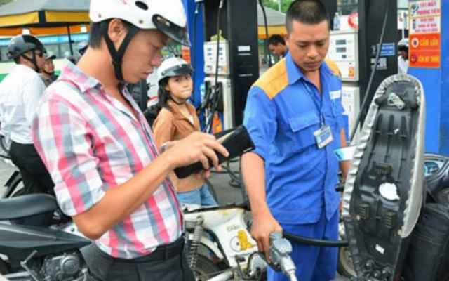 Giá xăng giảm nhỏ giọt