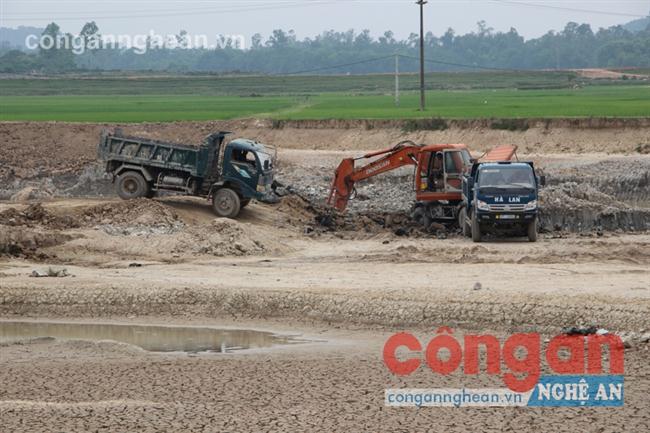Một số người đã lợi dụng việc cải tạo đồng ruộng, ao hồ để bán đất cho các nhà máy sản xuất gạch, ngói