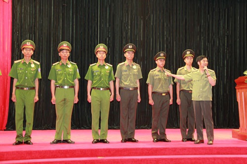 Thượng tướng Đặng Văn Hiếu, Ủy viên Trung ương Đảng, Thứ trưởng Thường trực Bộ Công an cho ý kiến về một số mẫu trang phục.