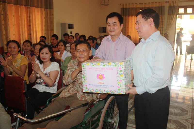 Bí thư Tỉnh ủy Hồ Đức Phớc trao quà cho đại diện Trung tâm điều dưỡng Thương binh Nghệ An