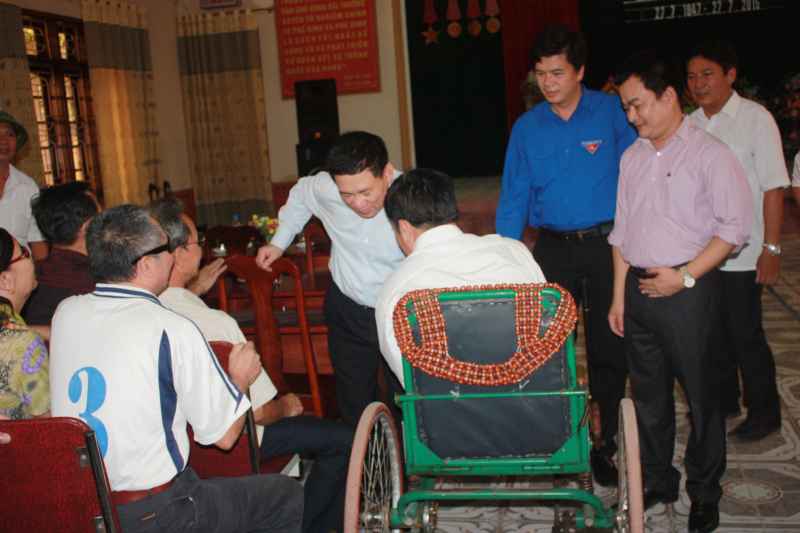 Thân mật tâm sự, chia sẻ với các thương bệnh binh