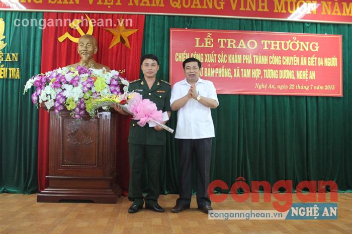 Đồng chí Nguyễn Xuân Đường, Chủ  tịch UBND tỉnh trao thưởng cho các lực lượng tham gia phá án