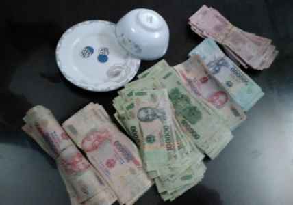 Chơi xóc đĩa ăn tiền là hình thức đánh bạc có rất nhiều đối tượng tham gia. Ảnh minh họa