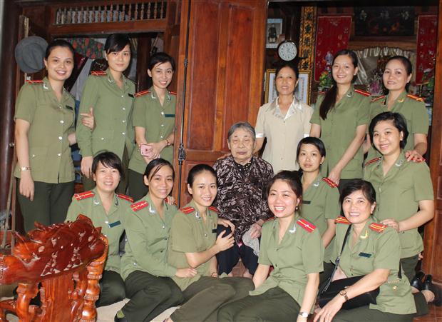 Chụp ảnh lưu niệm với mẹ Việt nam anh hùng Hoàng Thị Chắt.
