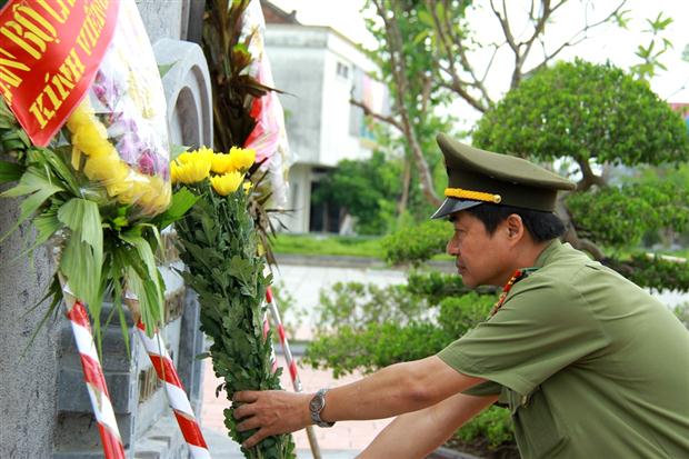 Thượng tá Lý Vĩnh Sinh, Phó tổng Biên tập Báo Công an Nghệ An đâng hoa tại di tích lịch sử Xô viết Nghệ Tĩnh ở Nghĩa trang Thái Lão